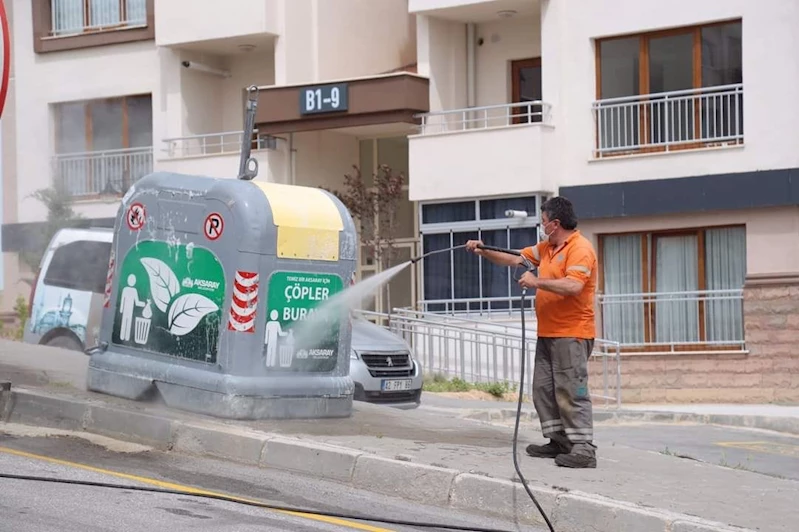 ÇÖP KONTEYNERİ, BASINÇLI VE SICAK SU İLE YIKANIP DEZENFEKTE EDİLİYOR