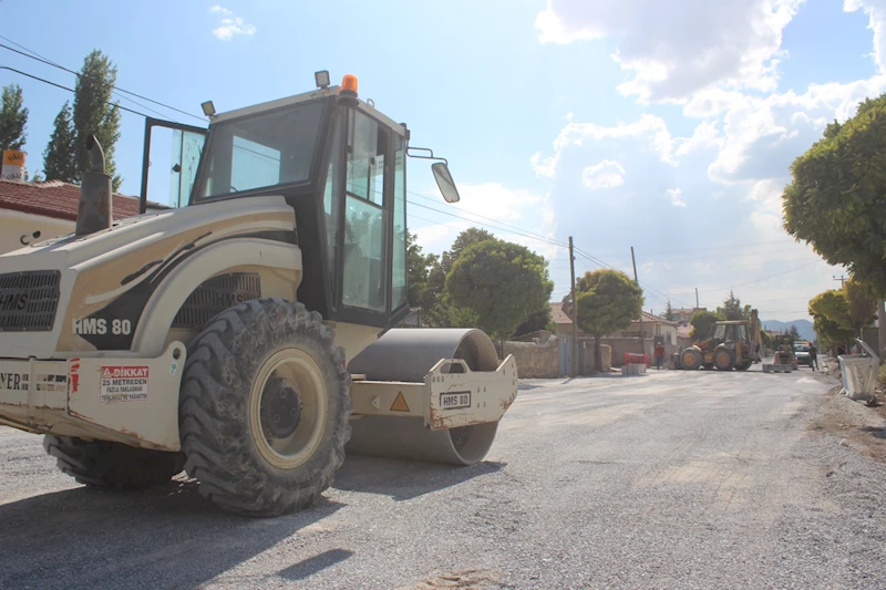 Elhan yolu Asfalt öncesi Bordür ve yol sıkılaştırma çalışmaları devam ediyor…