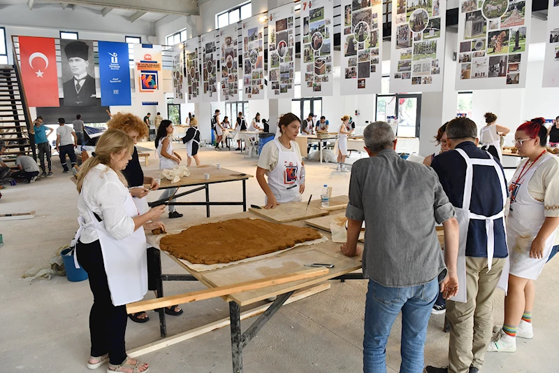 SANATÇILAR 100. YILA ÖZEL YAPILACAK ESER İÇİN KOLLARI SIVADI