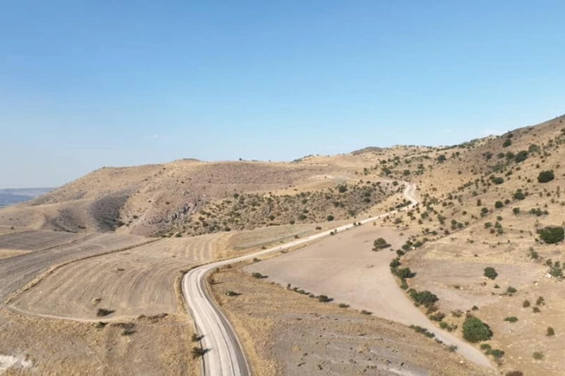 İncesu Belediyesi olarak çalışmalarını sürdürdüğümüz Avşar yolunda sathi kaplama çalışmasında sona yaklaşıyoruz.