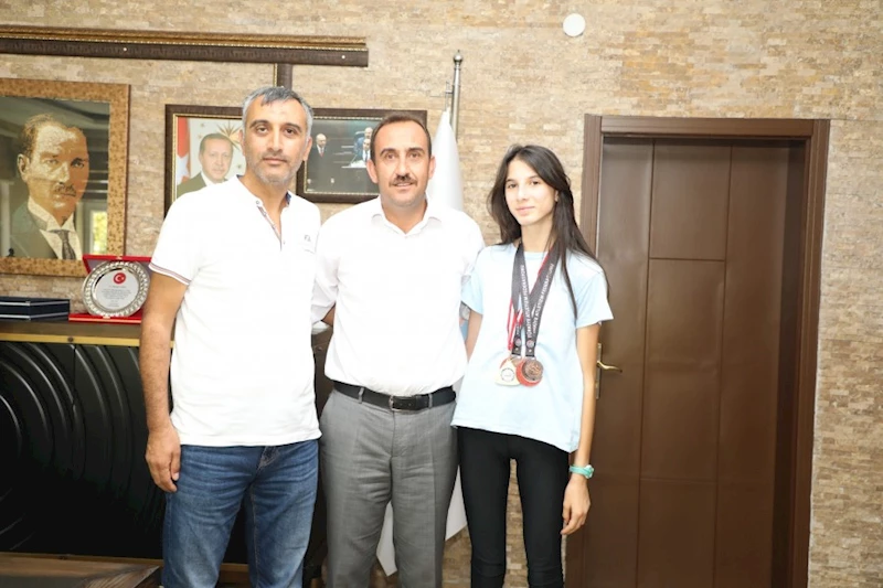 Belediye Başkanımız Av. Mustafa İlmek 800 metre atletizm yarışmasında birinci olan Elif Narin kızımızı Belediyemizde misafir etmiştir.