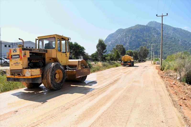 Konyaaltı’nda yol çalışmaları aralıksız sürüyor