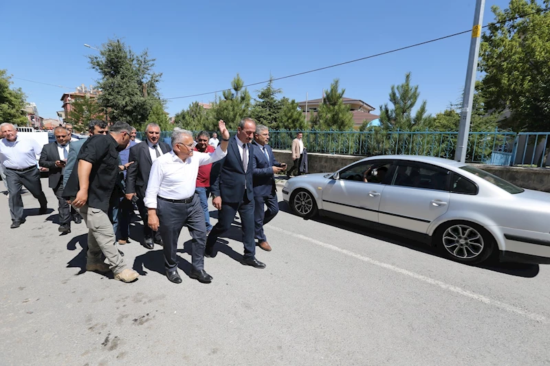 Başkan Büyükkılıç, Tomarza’da Pazarcı Esnafı ile Buluştu, Yurt İnşaatını İnceledi