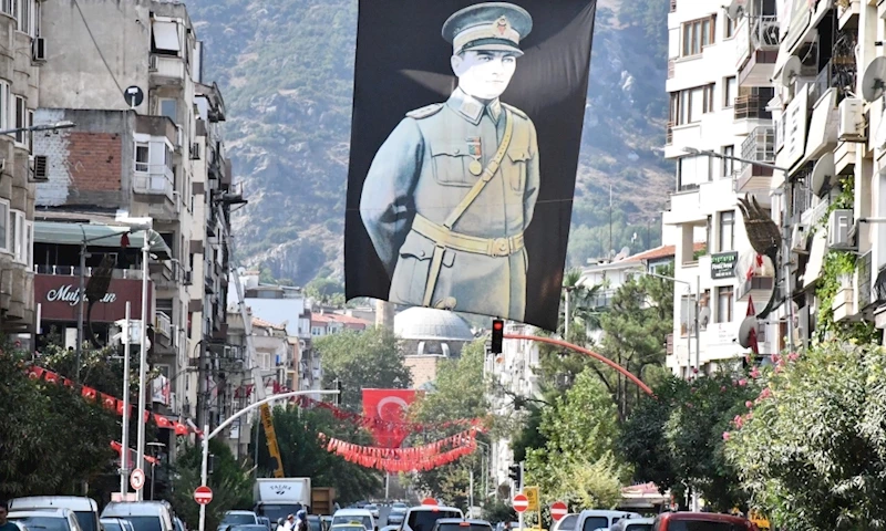 Büyükşehir, Manisa’yı Türk Bayrağıyla Donattı