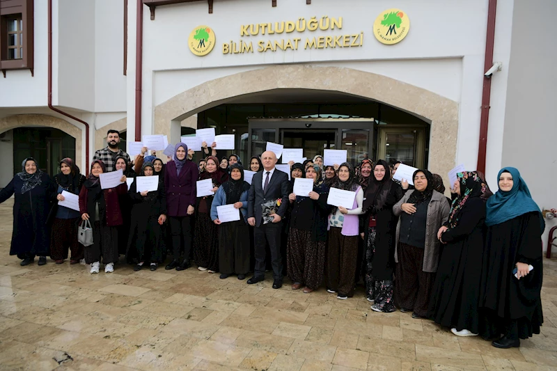 Arıcılık Eğitimini Tamamlayan Hanımlar Sertifikalarını Aldı