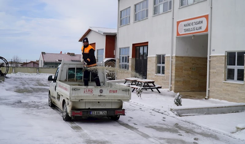 Keşan Belediyesi okul bahçelerini öğrenciler için temizledi