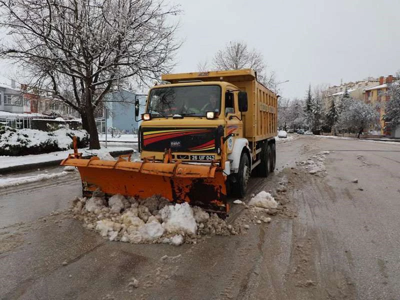 ODUNPAZARI 24 SAAT KAR VE BUZLANMAYLA MÜCADELE EDİYOR