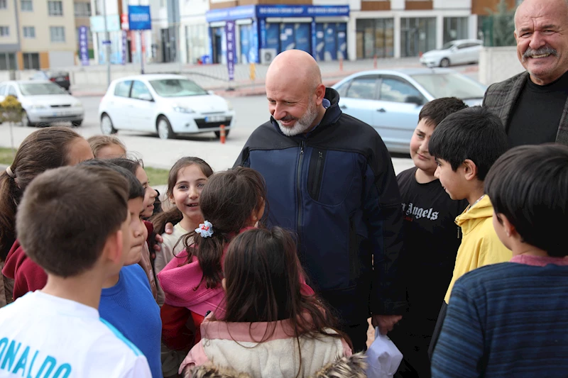 BAŞKAN ÇOLAKBAYRAKDAR, “ÇOCUKLAR İÇİN BÜTÜN PARKLARDA TOPRAK ALAN YAPIYORUZ”