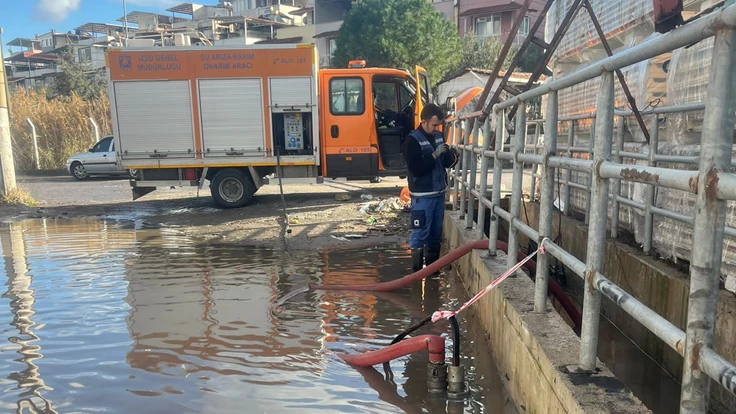 Dikili’de aşırı yağış, dere ve göleti taşırdı