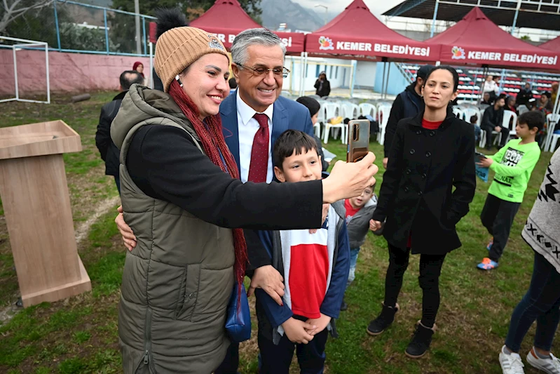 Kemer Belediyesi Futbol Okulu’nda formalar dağıtıldı