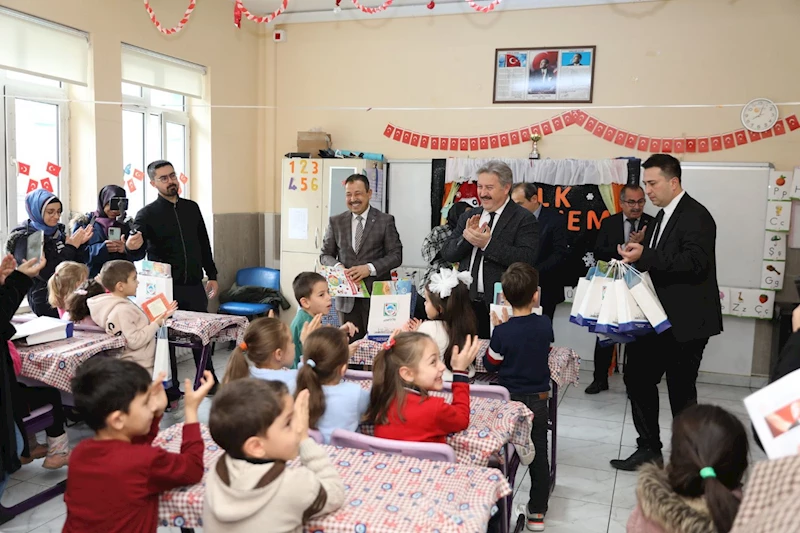 BAŞKAN PALANCIOĞLU MİNİK ÖĞRENCİLERİN KARNE HEYECANINA ORTAK OLDU