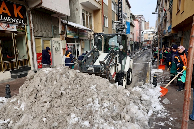 Belediye Caddesi ve Ana Arterlerde Kar Temizliği Yapılıyor