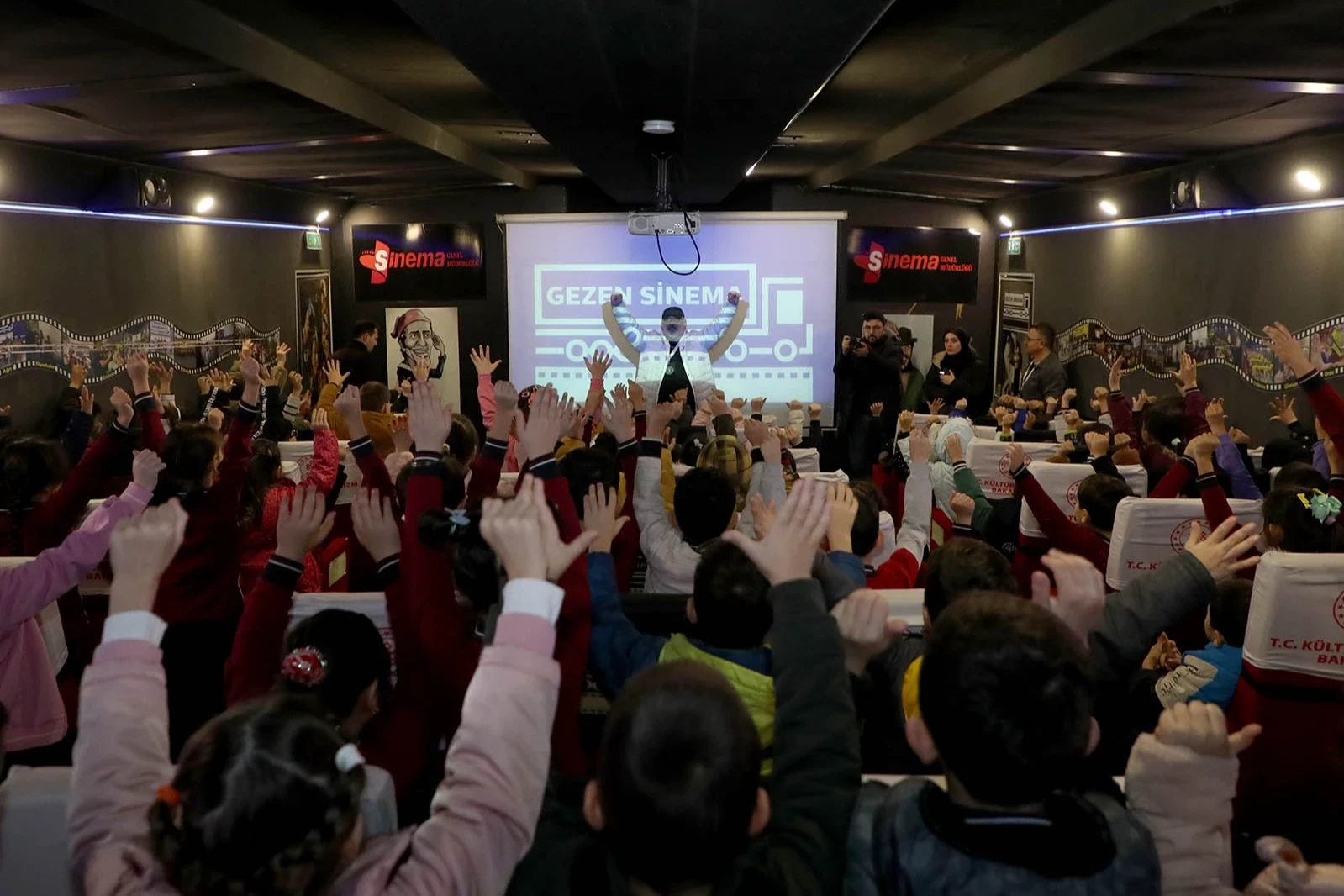 Sakarya’da Gezen Sinema Tırı Çocuklarla Buluştu