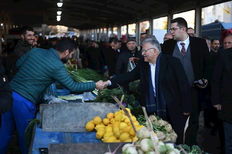 Başkan Büyükkılıç’tan Esenyurt Semt Pazarı’na Ziyaret