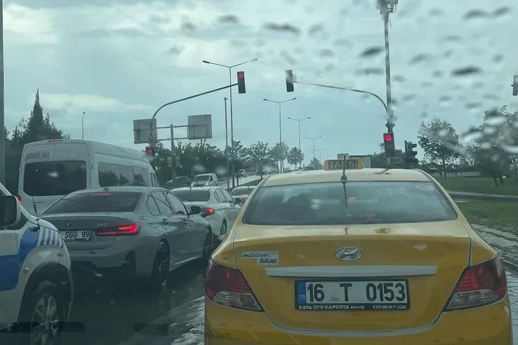 Bursa’da Yoğun Yağış Trafiğe Kilit Vurdu!