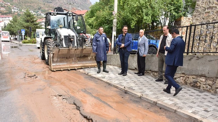 BAŞKANIMIZ, SEL FELAKETİNİN BÜYÜK HASAR OLUŞTURDUĞU BÖLGELERİ YERİNDE İNCELEDİ