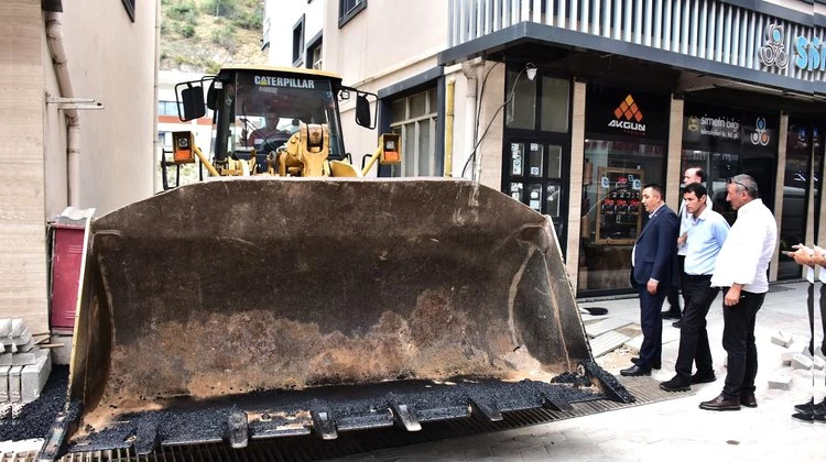 BAŞKANIMIZ, CUMHURİYET CADDESİ’NDEKİ GERÇEKLEŞTİRİLEN ASFALTLAMA ÇALIŞMAMIZI İNCELEDİ