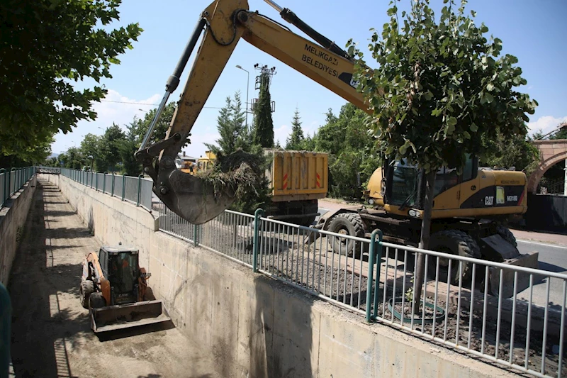 MELİKGAZİ BELEDİYESİ’NDEN YAĞMUR SUYU KANALLARINDA KAPSAMLI TEMİZLİK ÇALIŞMASI