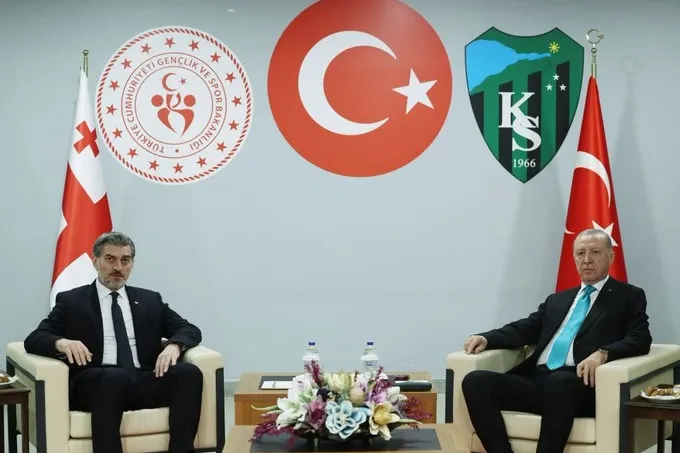Erdoğan, Gürcistan Cumhurbaşkanı ile Maç Öncesinde Bir Araya Geldi