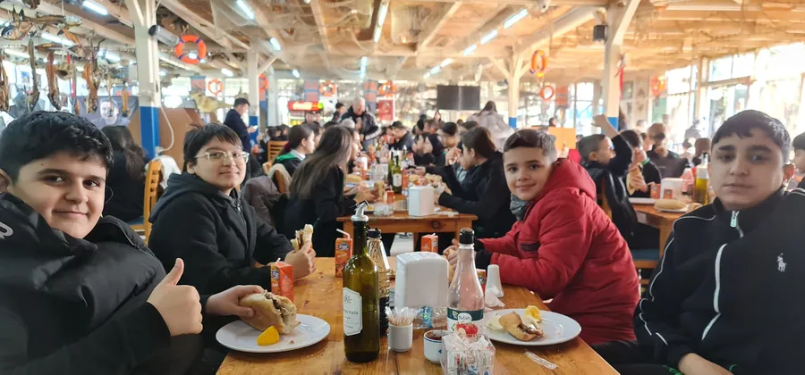 Siteler Ortaokulu öğrencileri, Balıkçı Kenan’ın müzesinde düzenlenen etkinlikte balık ekmek yiyerek sağlıklı ve mutlu bir gün geçirdi