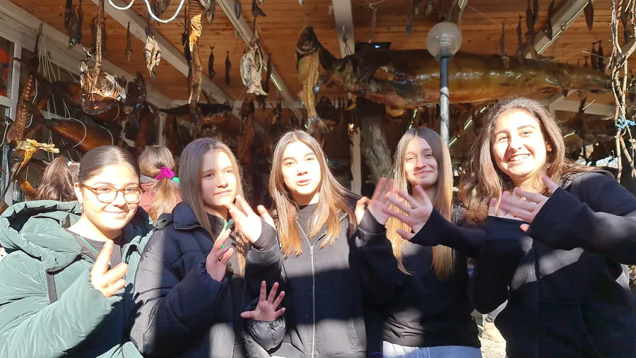 Siteler Ortaokulu öğrencileri, Balıkçı Kenan’ın müzesinde düzenlenen etkinlikte mutluluklarını kameraya el sallayarak yansıttı