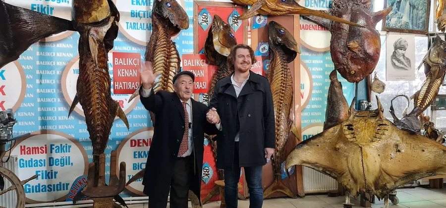 Balıkçı Kenan ve Siteler Ortaokulu Müdürü Ferdi Altın, Balıkçı Kenan Müzesi’nde öğrenciler için düzenlenen anlamlı etkinlikte birlikte poz verdi