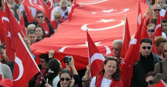 1 kilometrelik bayrak açıldı