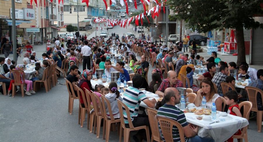 Engelliler ve Yakınlarına İftar Verdi