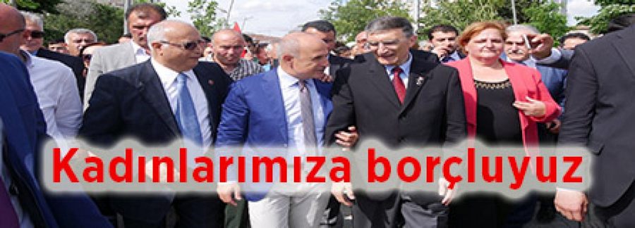 Kalabalıkta zorlukla ilerleyebildi