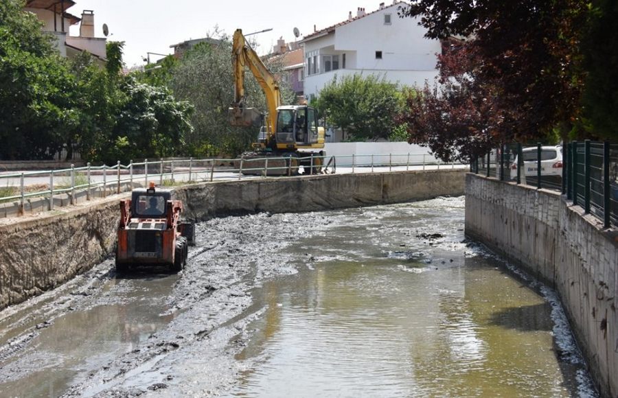 Süleymanpaşa Belediyesi Değirmenaltı deresini temizliyor