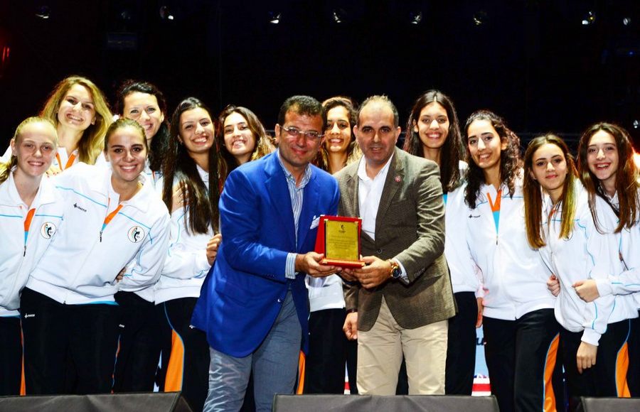 BEYLİKDÜZÜ'NÜN BAYAN VOLEYBOLCULARI İLÇEYE TANITILDI