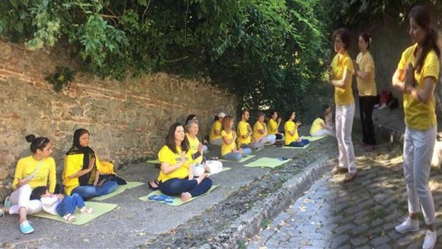 İstanbul'da Yogalı Çin Protestosu