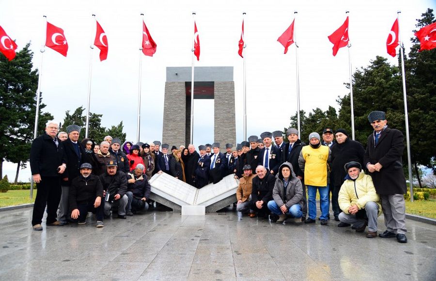 Şehitler İçin Karanfiller Bırakıldı