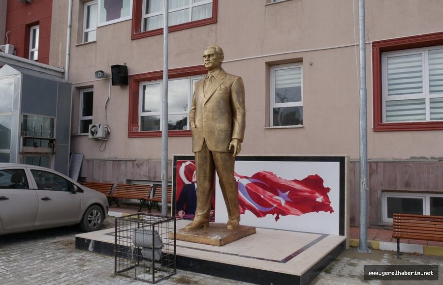 3 okula dev Atatürk heykeli