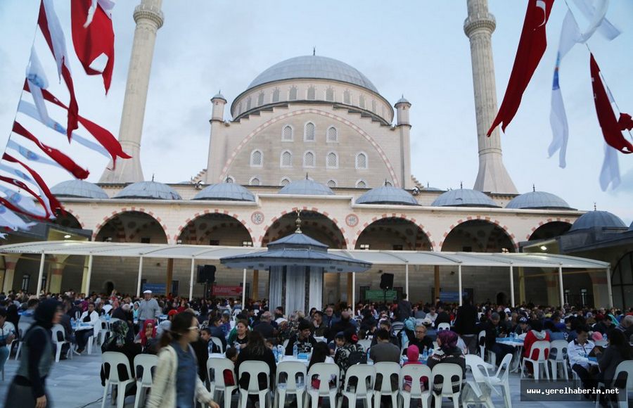 Kuba Camii'ndeki İftarda Buluştu