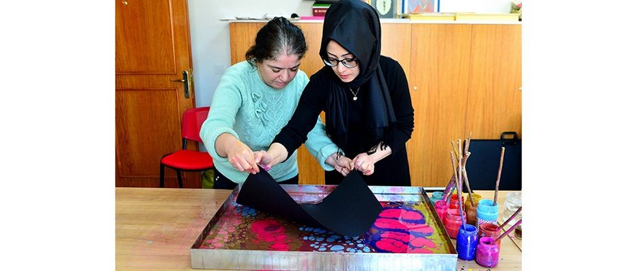 Dalgalı Ebru Atölyesi’nde Keyifli Dakikalar Yaşadılar