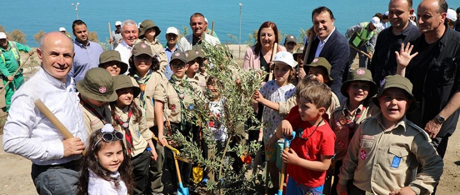 Başkan Akgün, Çocuklarla Zeytin Fidanı Dikti