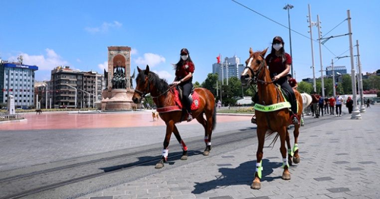 Atlı Polisler Taksim'de Denetim Yaptı