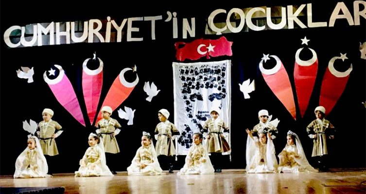 Çocuklardan “Cumhuriyet’in Çocukları” Gösterisi