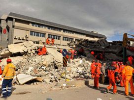 30 kişi enkazdan çıkarıldı 13 kişi öldü