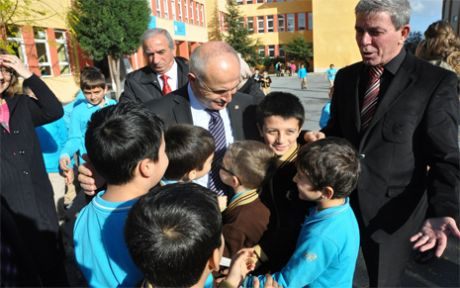 Akgün; “ Hepimiz Eğitime Katkı Sağlamak Zorundayız”