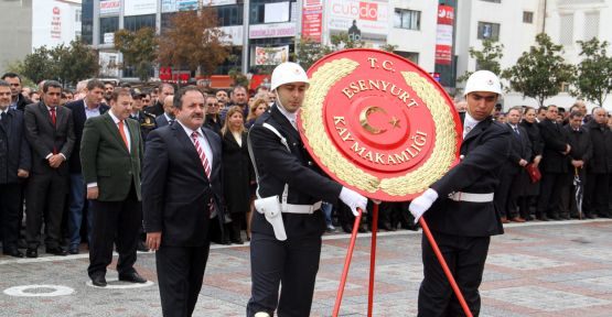 Atatürk anıtına çelenkler bırakıldı