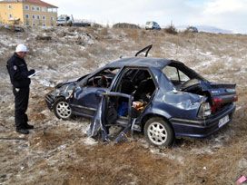 Bariyerleri aşıp dereye uçtu: 2 yaralı