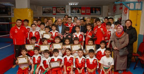 Başarılı sporcular diplomalarını karnelerinden önce aldı