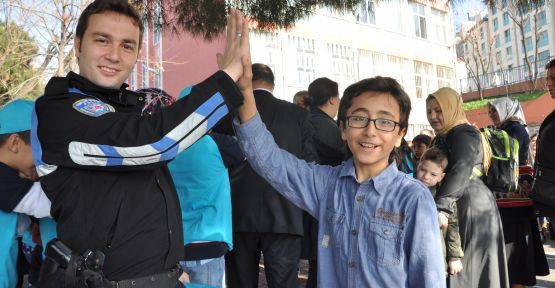 Beyoğlu Polisi’nden karne hediyesi