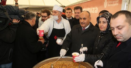 Binlerce Kişiye Aşure Dağıtıldı