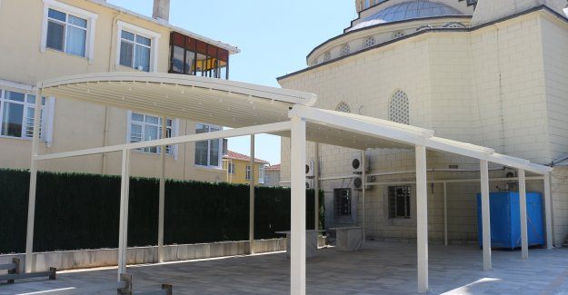 Büyükçekmece'de Cami Avlularına Tente