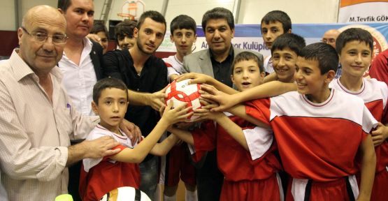 EMRE ÇOLAK SPOR MALZEMESİ DAĞITTI 