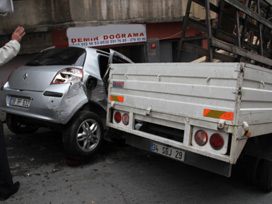 Freni boşalan kamyonet 3 otomobili biçti