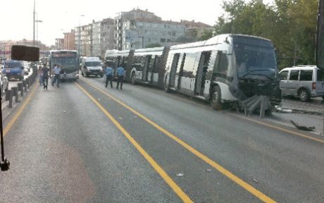 İki Metrobüs Çarpıştı 